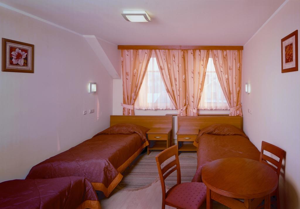Hotel Sutoris Bochnia Quarto foto